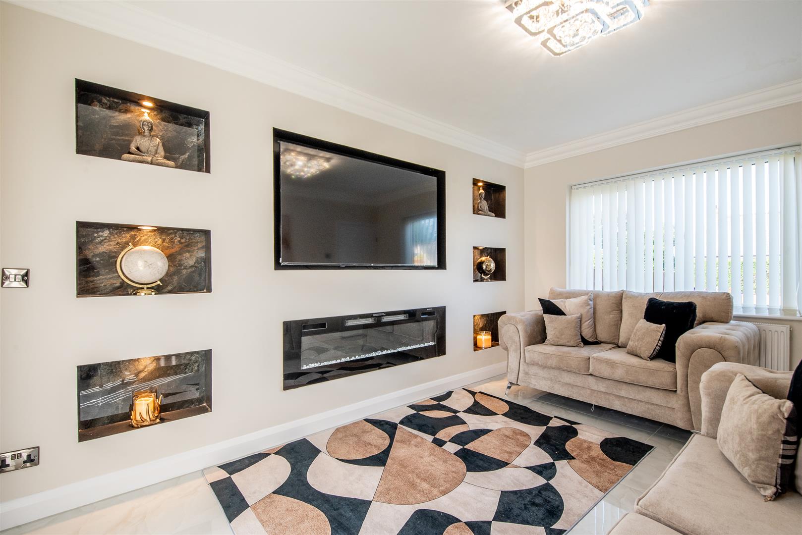 3 bed property in Farringdon Crescent, Preston